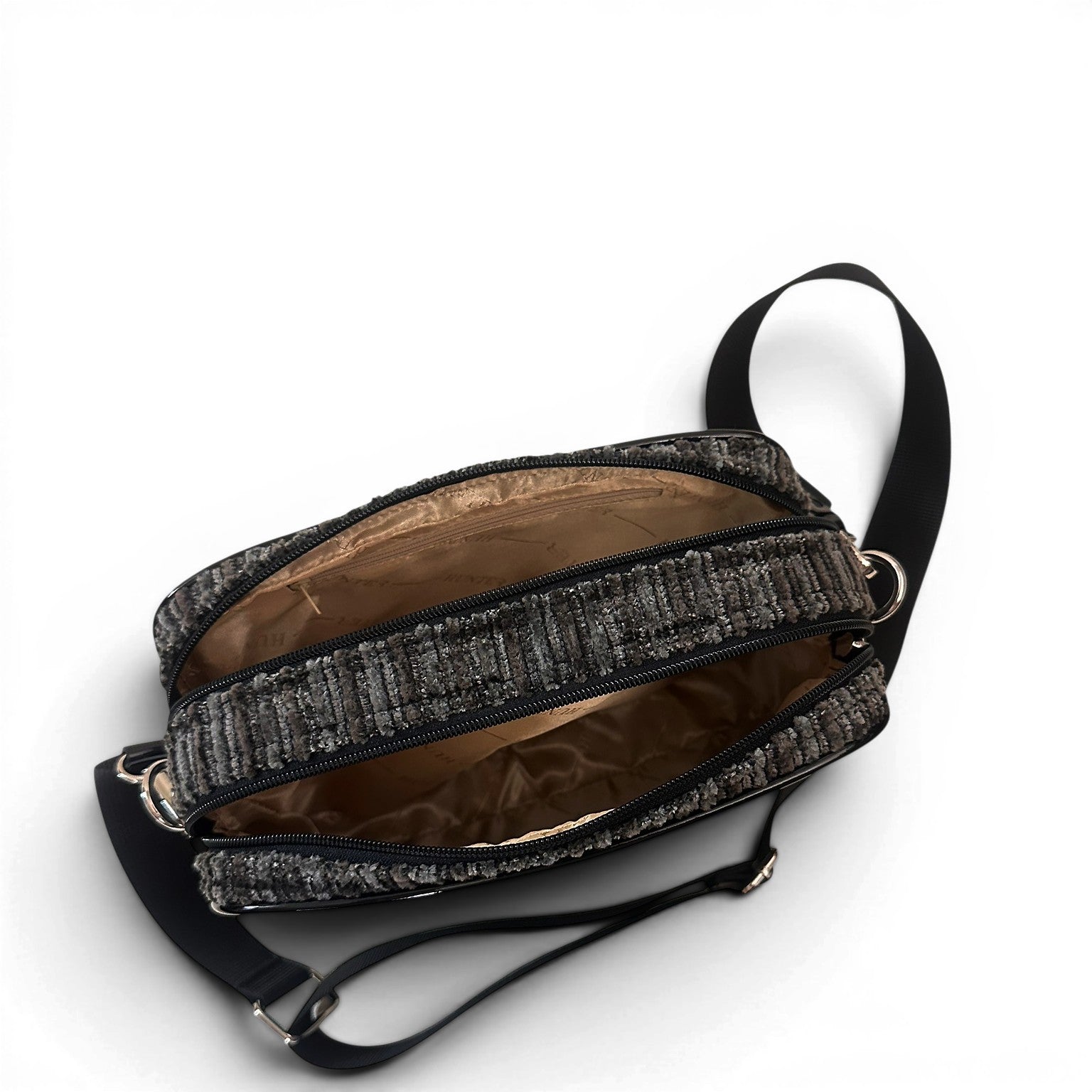 Τσάντα Χιαστί boxy Velvet μαύρο Hunter, διαστάσεις μήκος 26 εκ., πλάτος 8 εκ., ύψος 18 εκ.